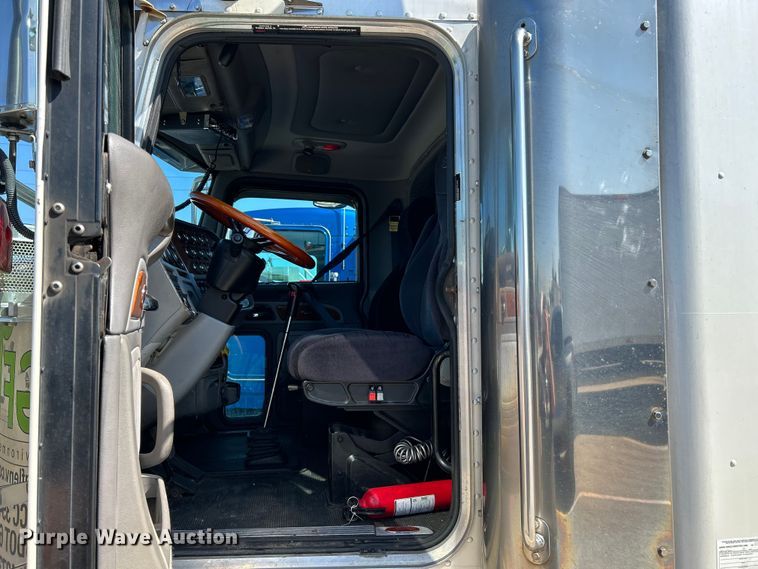 image for item NL9520 2007 Peterbilt 379  semi truck