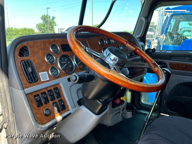 image for item NL9520 2007 Peterbilt 379  semi truck