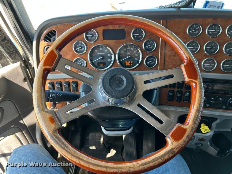 image for item NL9520 2007 Peterbilt 379  semi truck