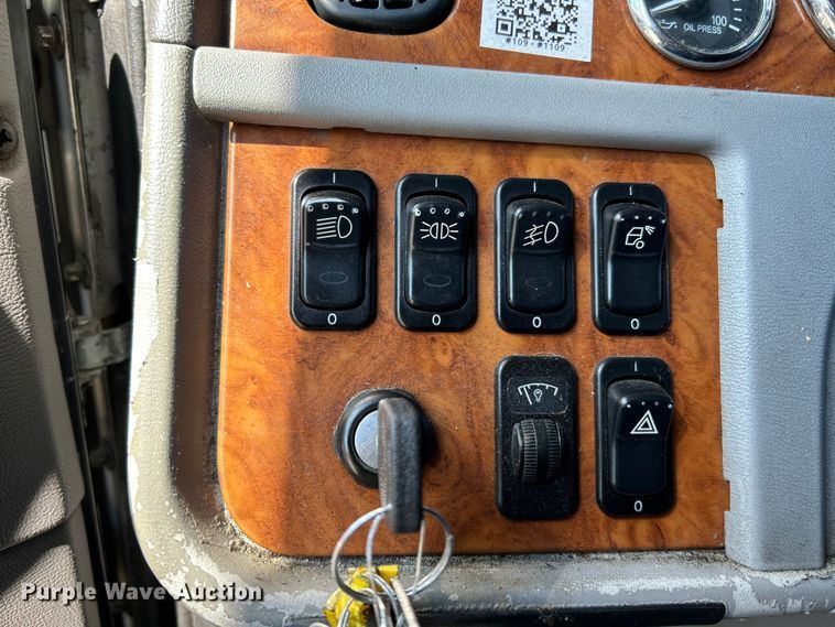 image for item NL9520 2007 Peterbilt 379  semi truck