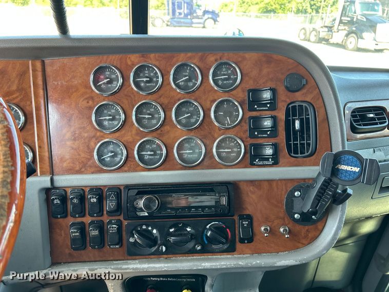 image for item NL9520 2007 Peterbilt 379  semi truck