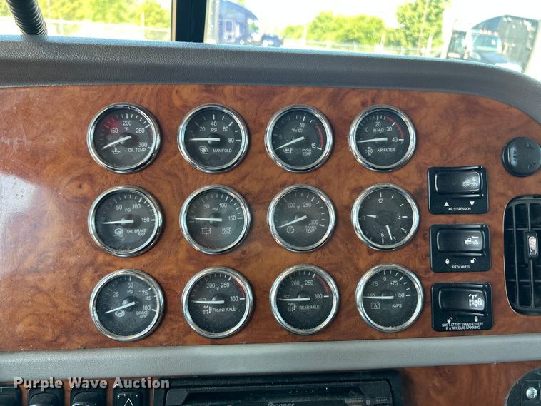 image for item NL9520 2007 Peterbilt 379  semi truck