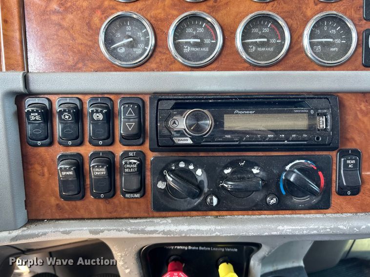 image for item NL9520 2007 Peterbilt 379  semi truck