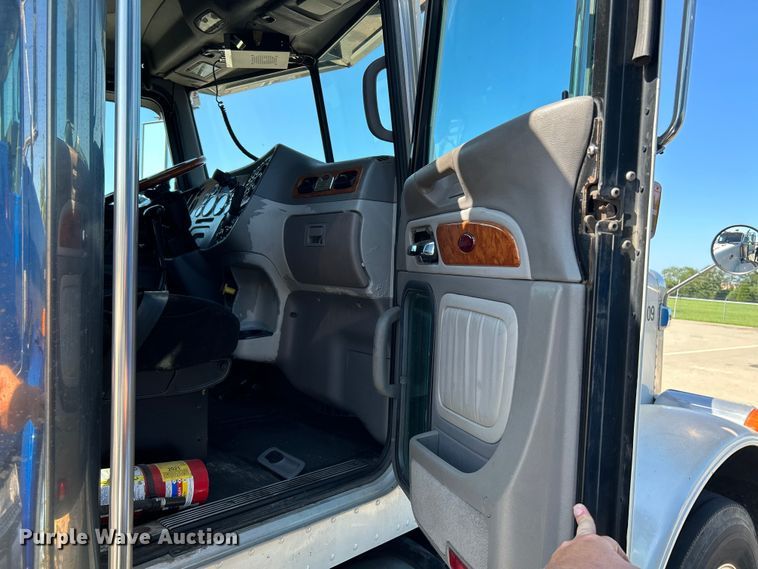 image for item NL9520 2007 Peterbilt 379  semi truck