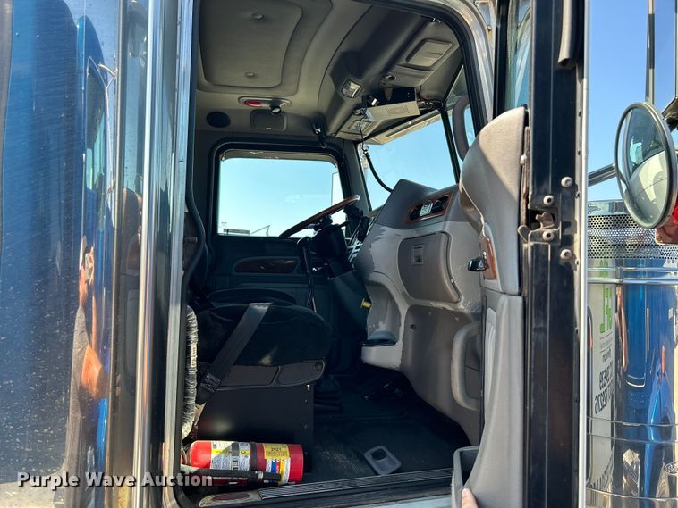 image for item NL9520 2007 Peterbilt 379  semi truck