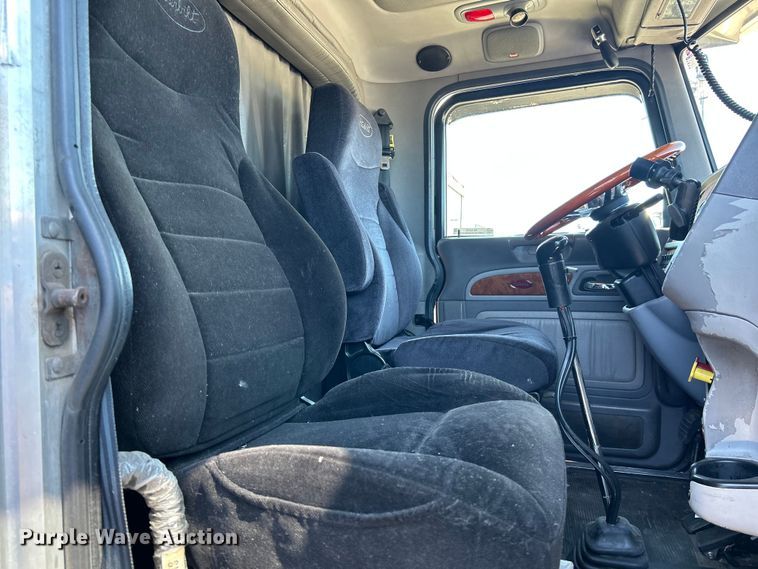 image for item NL9520 2007 Peterbilt 379  semi truck