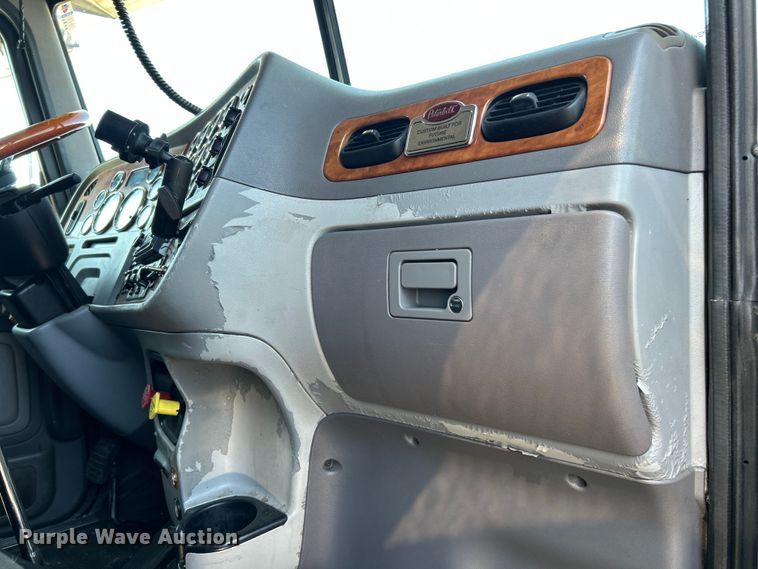 image for item NL9520 2007 Peterbilt 379  semi truck