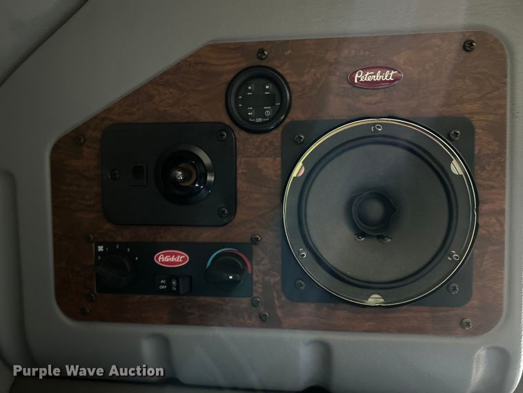 image for item NL9520 2007 Peterbilt 379  semi truck