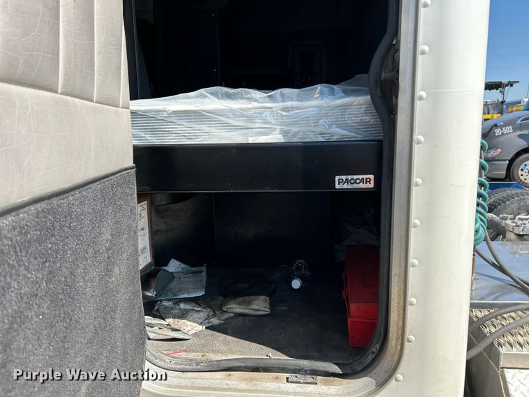 image for item NL9520 2007 Peterbilt 379  semi truck