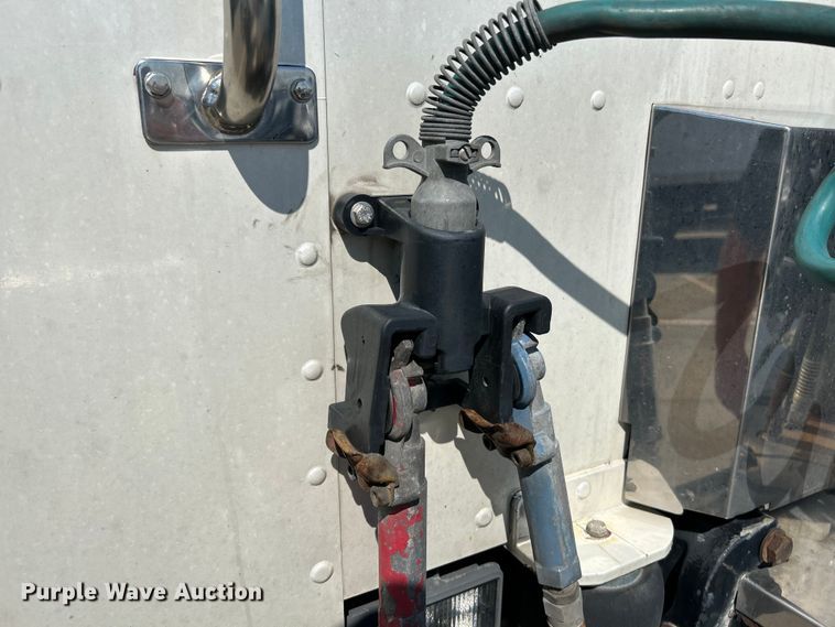 image for item NL9520 2007 Peterbilt 379  semi truck