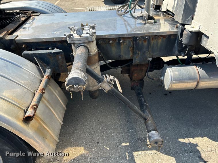 image for item NL9520 2007 Peterbilt 379  semi truck