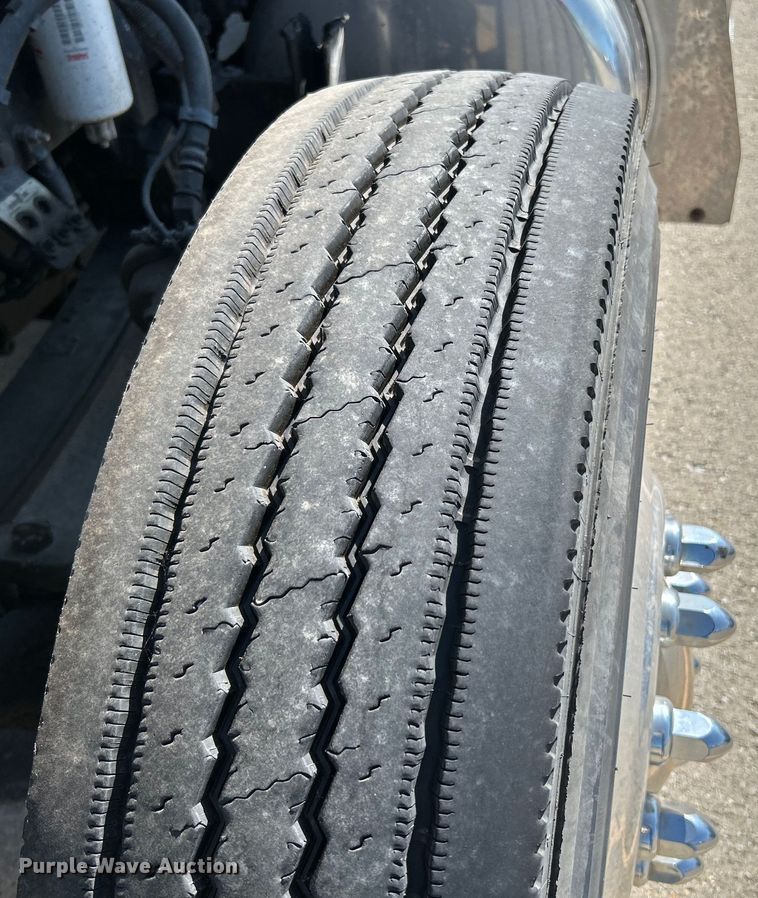 image for item NL9520 2007 Peterbilt 379  semi truck