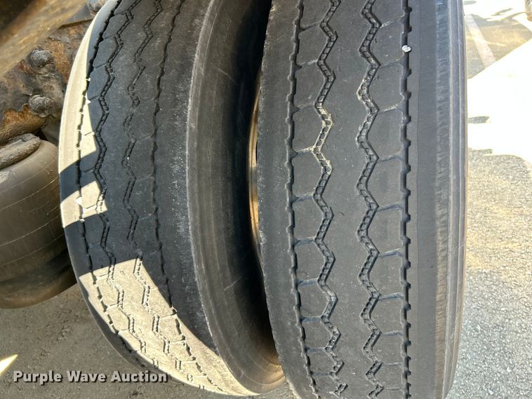 image for item NL9520 2007 Peterbilt 379  semi truck