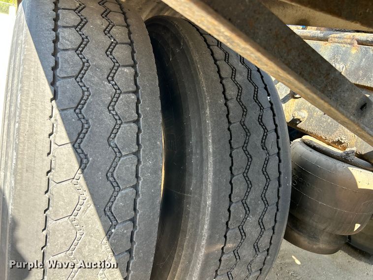 image for item NL9520 2007 Peterbilt 379  semi truck