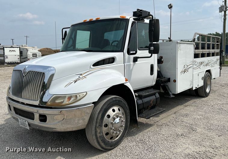 image for item NL9566 2002 International 4300  utility / service truck