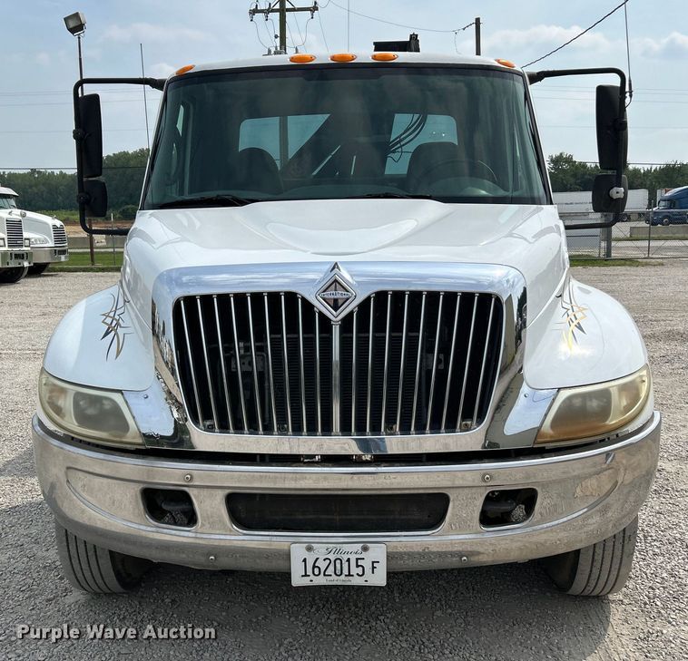 image for item NL9566 2002 International 4300  utility / service truck