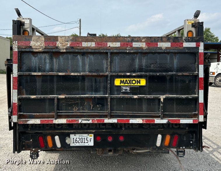 image for item NL9566 2002 International 4300  utility / service truck