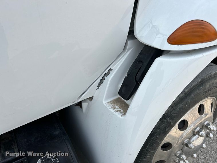 image for item NL9566 2002 International 4300  utility / service truck