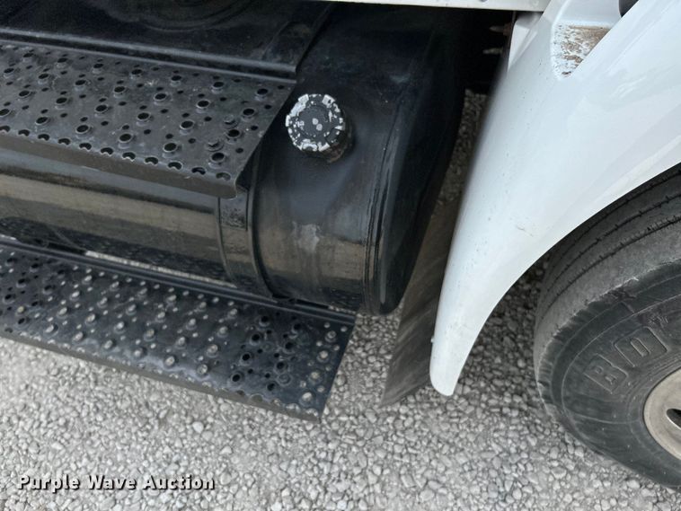 image for item NL9566 2002 International 4300  utility / service truck