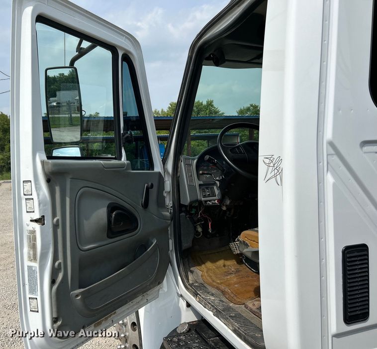 image for item NL9566 2002 International 4300  utility / service truck