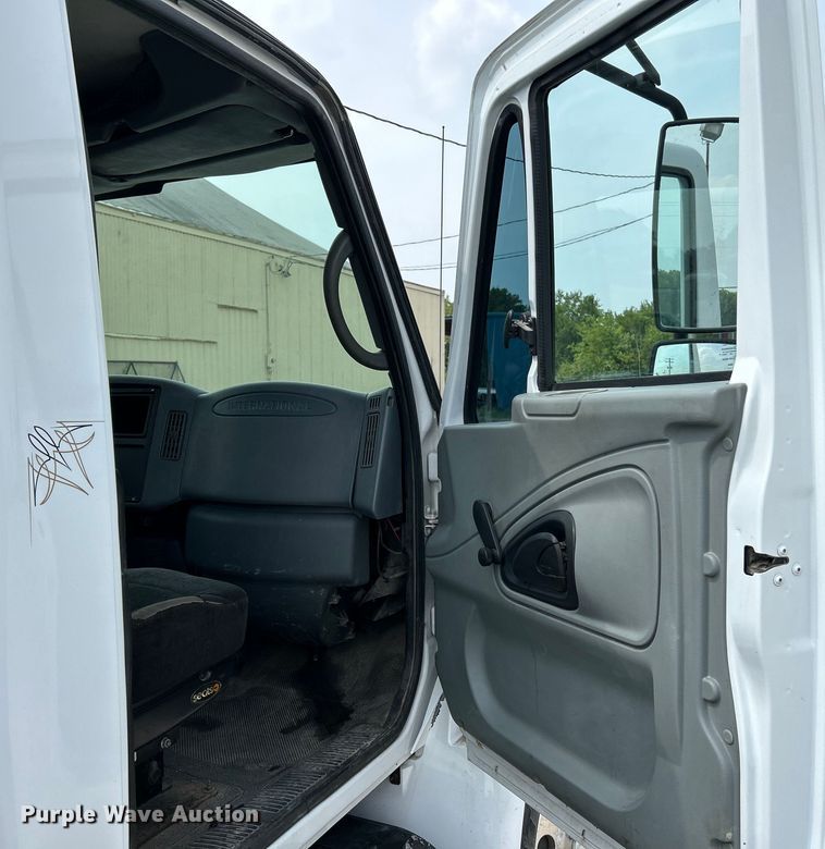 image for item NL9566 2002 International 4300  utility / service truck