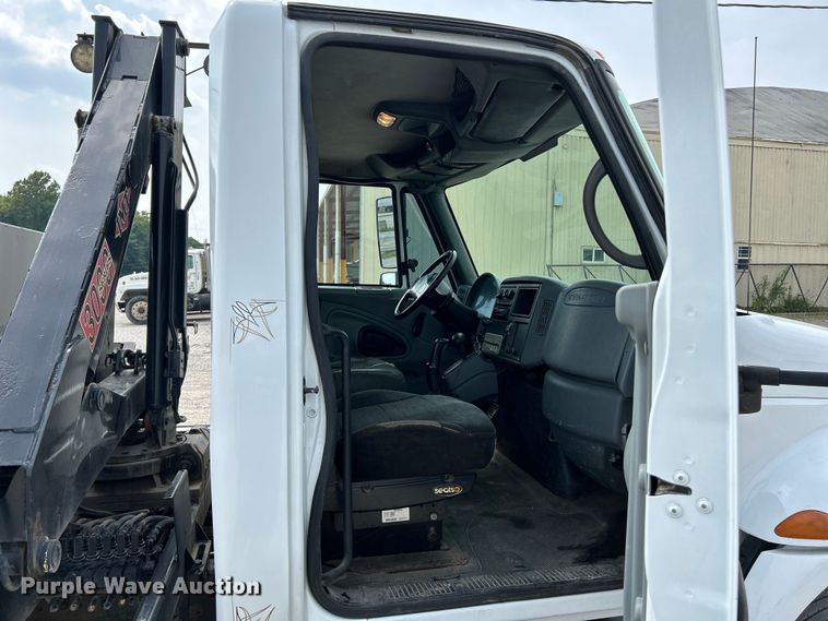 image for item NL9566 2002 International 4300  utility / service truck