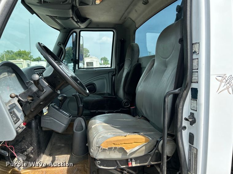 image for item NL9566 2002 International 4300  utility / service truck