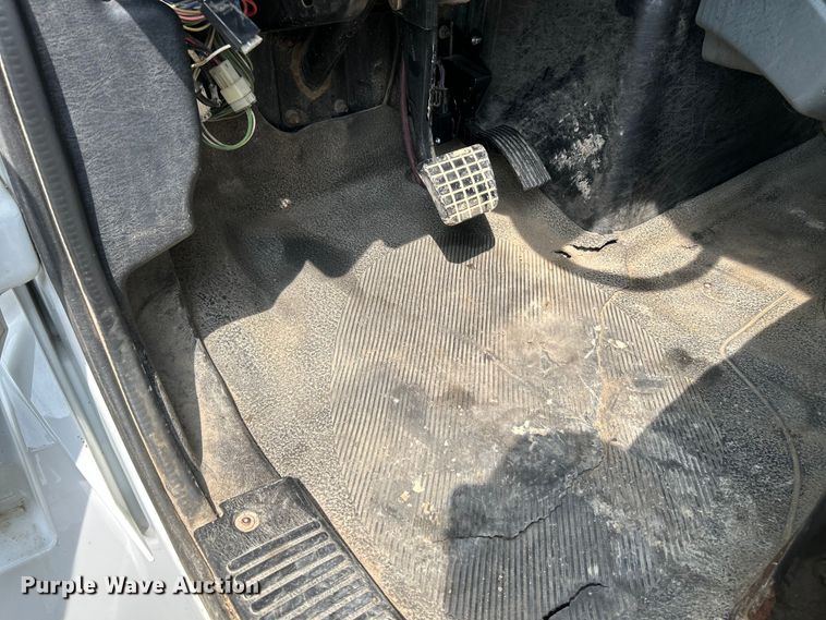 image for item NL9566 2002 International 4300  utility / service truck