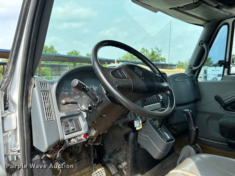 image for item NL9566 2002 International 4300  utility / service truck