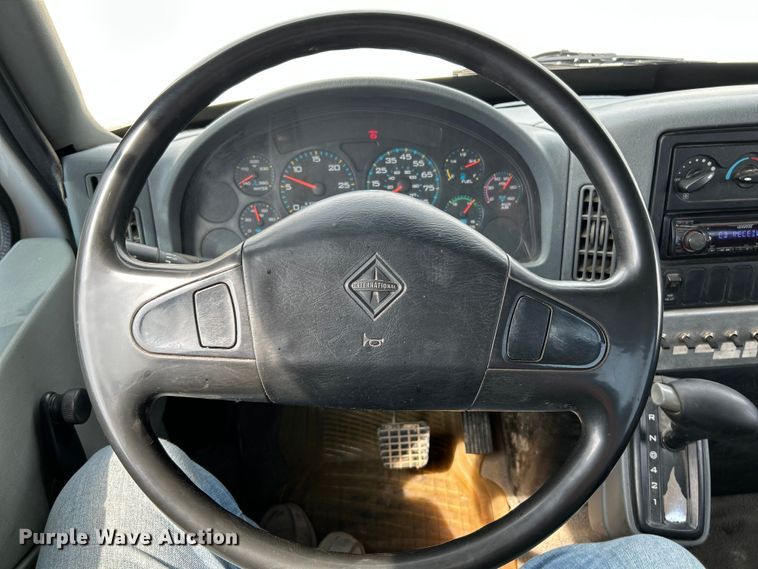 image for item NL9566 2002 International 4300  utility / service truck