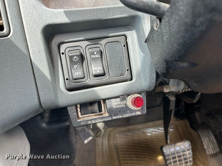 image for item NL9566 2002 International 4300  utility / service truck