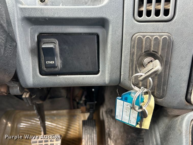 image for item NL9566 2002 International 4300  utility / service truck