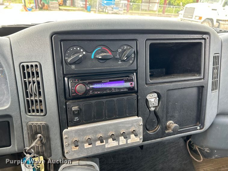 image for item NL9566 2002 International 4300  utility / service truck