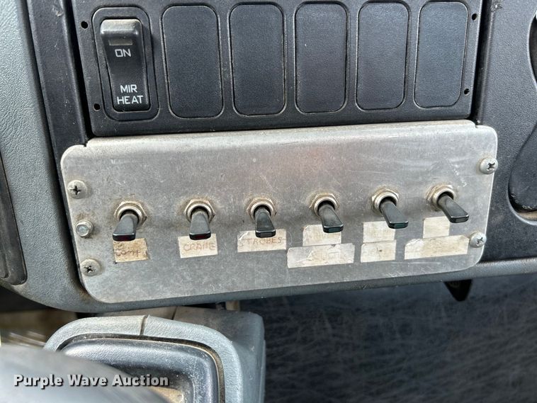 image for item NL9566 2002 International 4300  utility / service truck