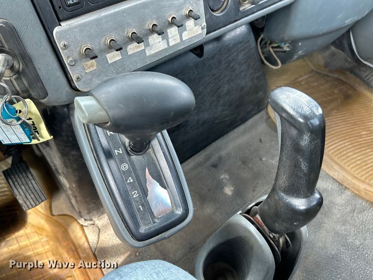 image for item NL9566 2002 International 4300  utility / service truck