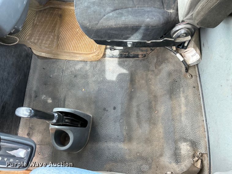 image for item NL9566 2002 International 4300  utility / service truck