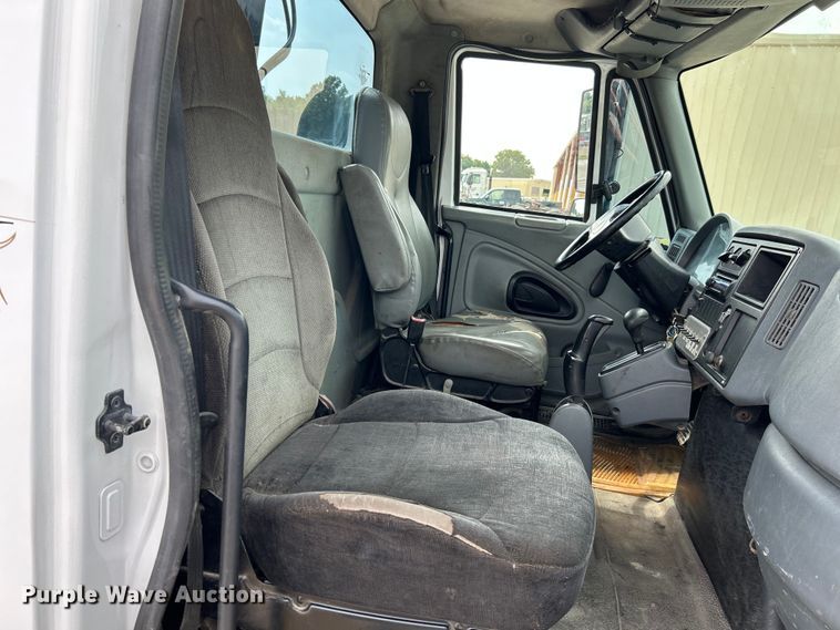 image for item NL9566 2002 International 4300  utility / service truck