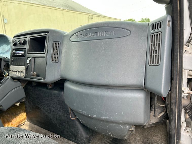 image for item NL9566 2002 International 4300  utility / service truck