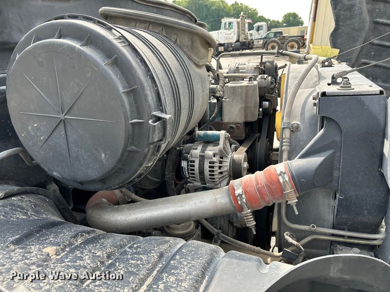 image for item NL9566 2002 International 4300  utility / service truck