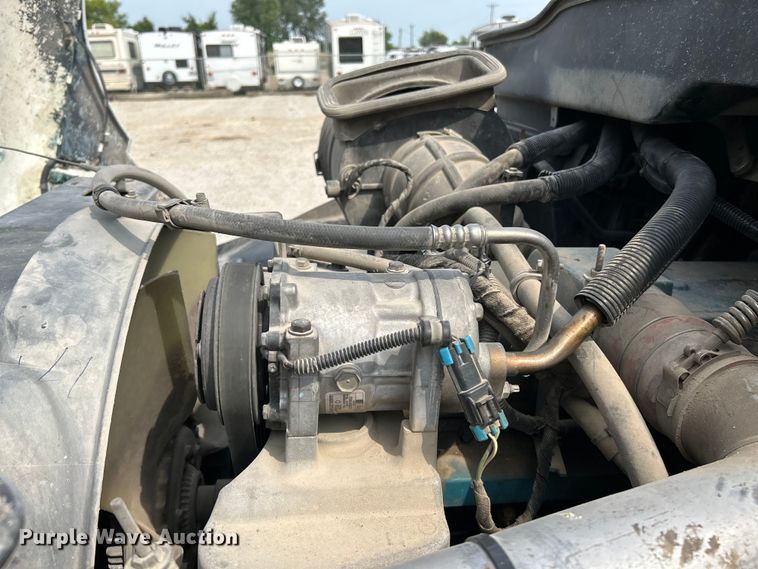 image for item NL9566 2002 International 4300  utility / service truck