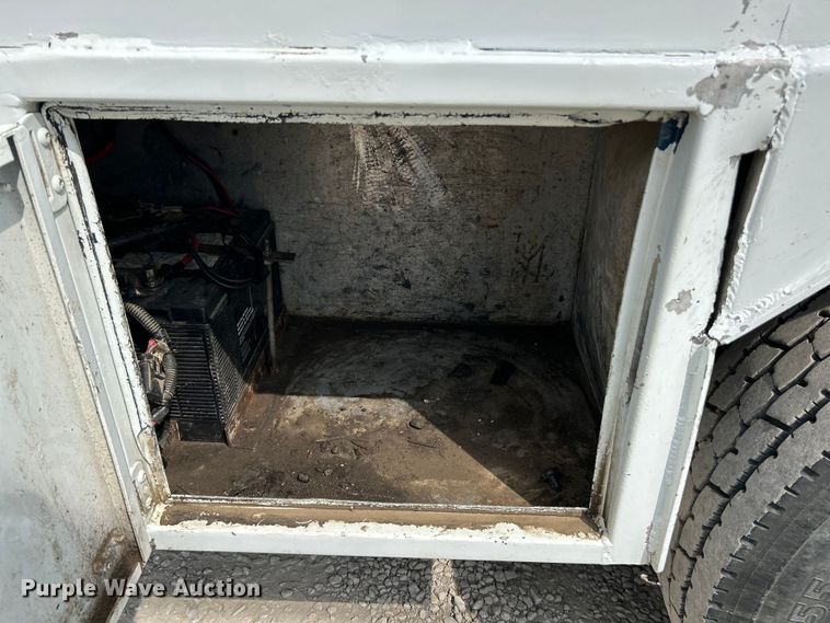 image for item NL9566 2002 International 4300  utility / service truck