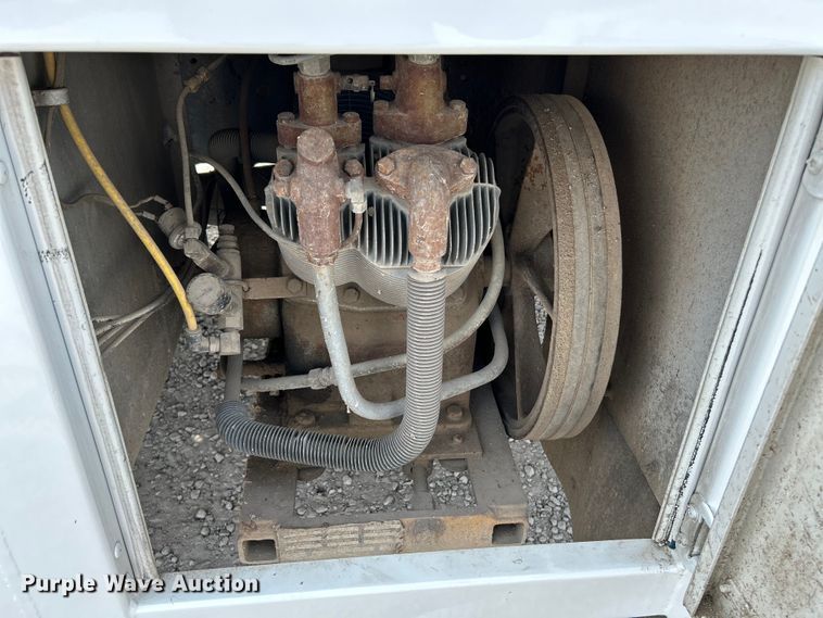 image for item NL9566 2002 International 4300  utility / service truck