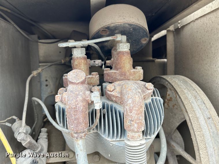 image for item NL9566 2002 International 4300  utility / service truck