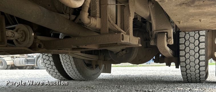 image for item NL9566 2002 International 4300  utility / service truck