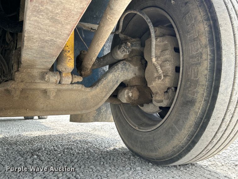 image for item NL9566 2002 International 4300  utility / service truck