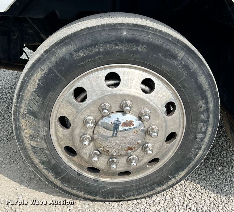 image for item NL9566 2002 International 4300  utility / service truck