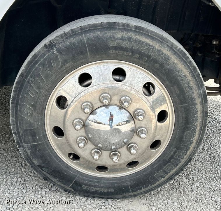 image for item NL9566 2002 International 4300  utility / service truck