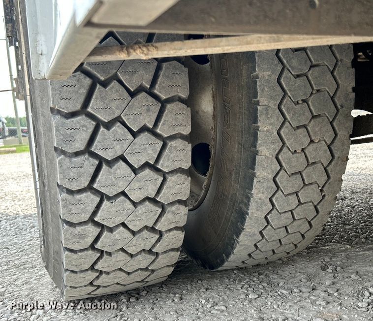 image for item NL9566 2002 International 4300  utility / service truck