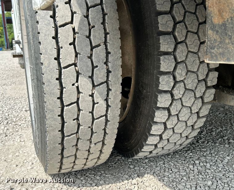 image for item NL9566 2002 International 4300  utility / service truck