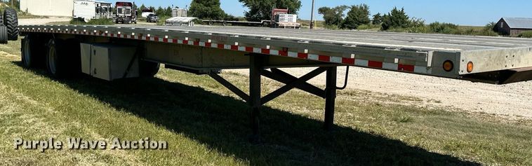 image for item NP9407 2007 Chaparral  flatbed trailer